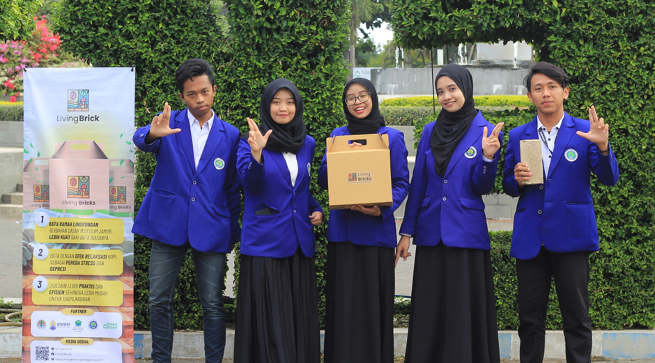 Tim Living Bricks Universitas Negeri Malang Ciptakan Batu Bata Ajaib sebagai Solusi Praktis Media Tanam Vertical Garden